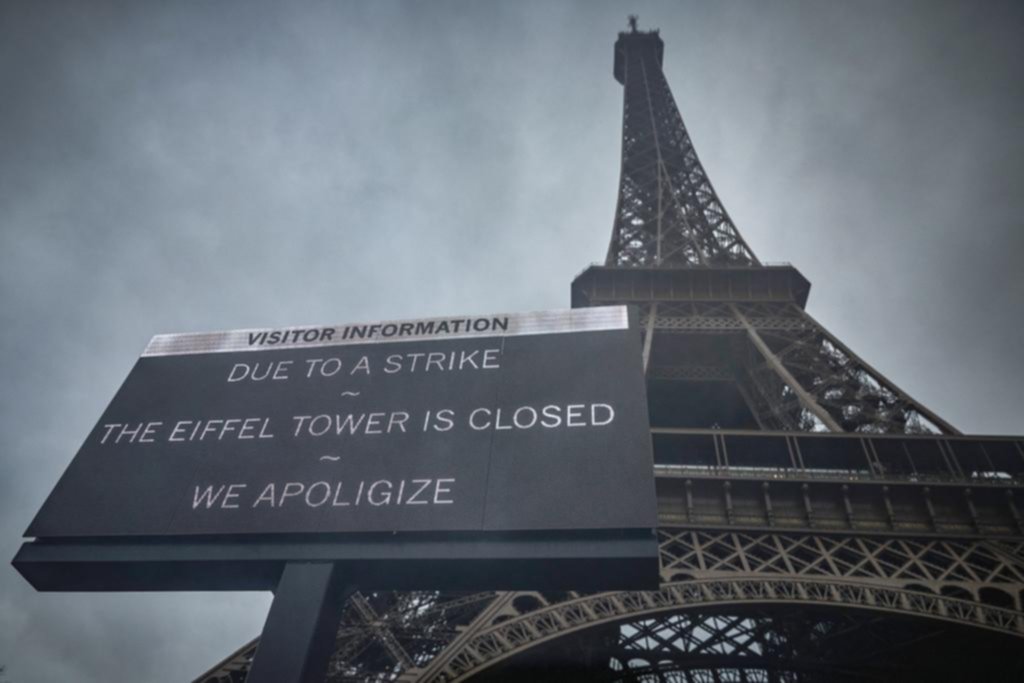 Turistas desolados ante el cierre de la torre Eiffel por una huelga