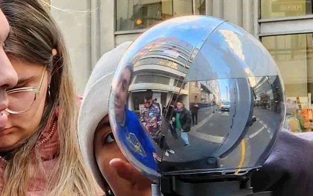 Mucha gente escanea su iris a cambio de dinero en Quilmes centro 