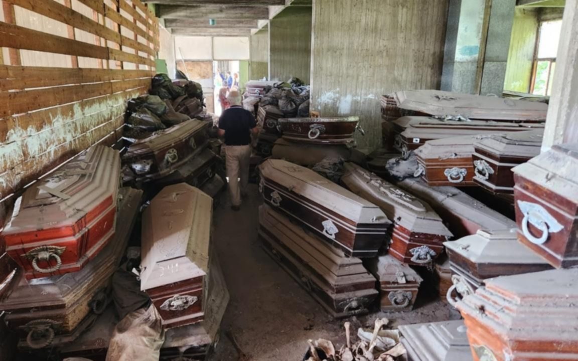 Macabro hallazgo en el Cementerio de La Plata: más de 500 ataúdes abandonados y cientos de bolsas con restos humanos amontonadas