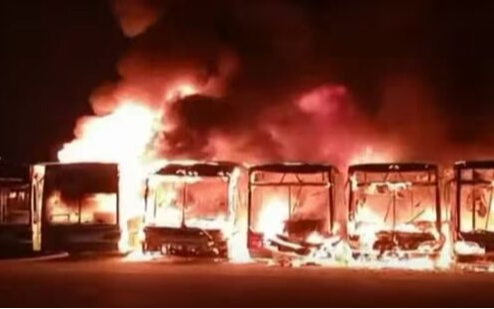 Ardió un depósito y se incendiaron 15 micros de una de las líneas que une a La Plata con Capital Federal