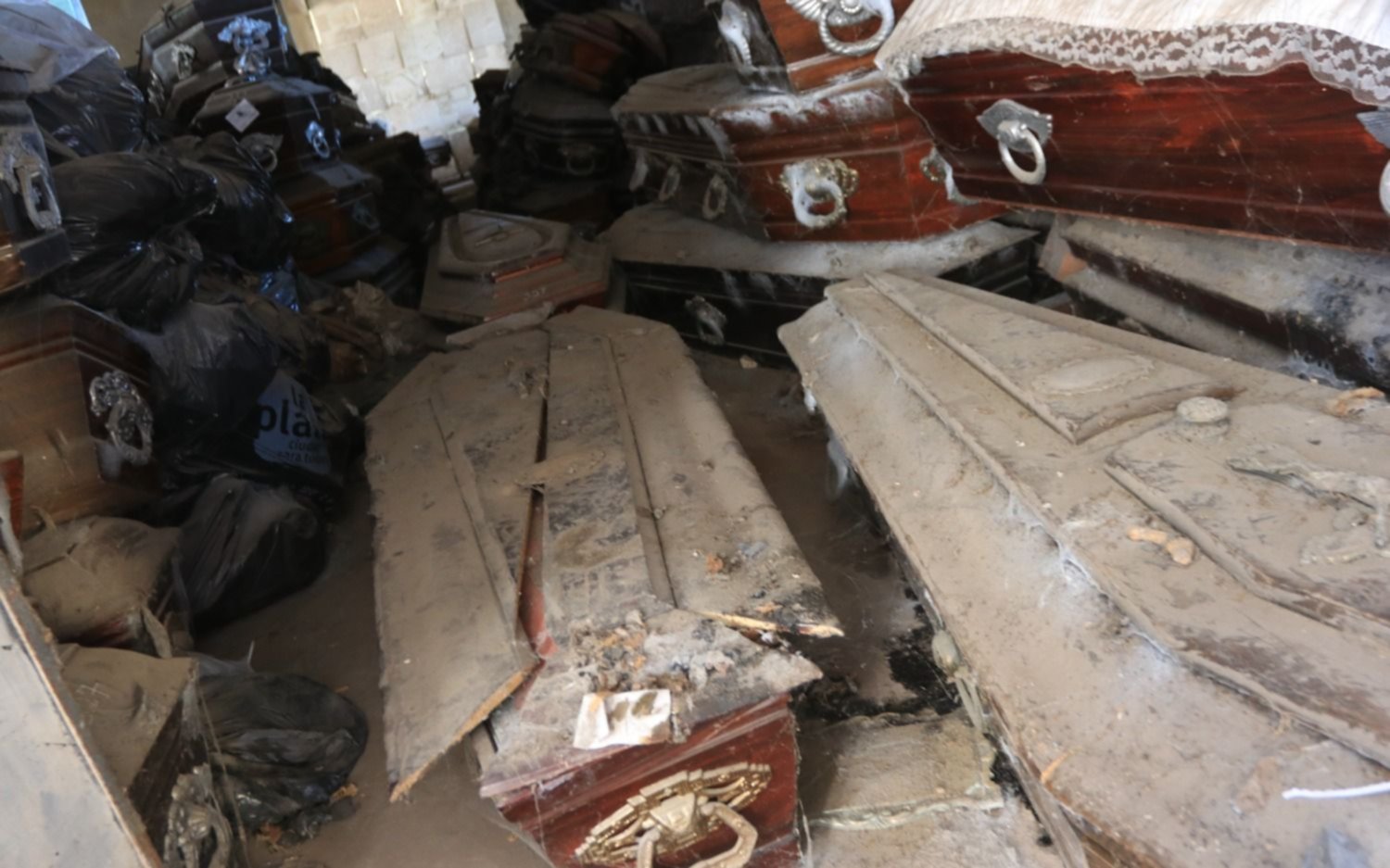 ¿De quienes eran los restos de los cientos de ataúdes abandonados en La Plata?