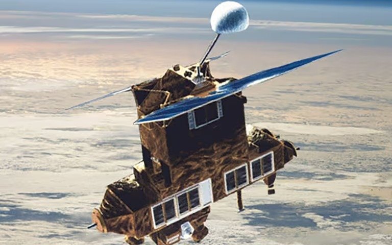 Un satélite muerto vuelve a estrellarse contra la Tierra: cuándo y dónde caerá