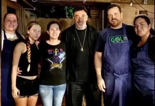 “Lejos de...” el Pocho reapareció en una fiesta