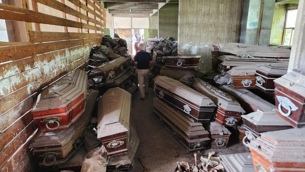Investiga la Justicia el hallazgo de 501 ataúdes y 200 bolsas con restos óseos abandonados en el Cementerio