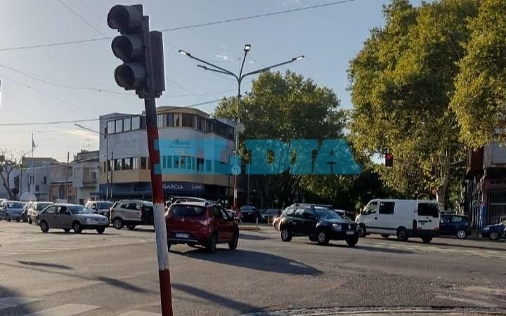 No andan los semáforos y sigue el caos vial en un cruce complicado de La Plata: choque en 1 y 72