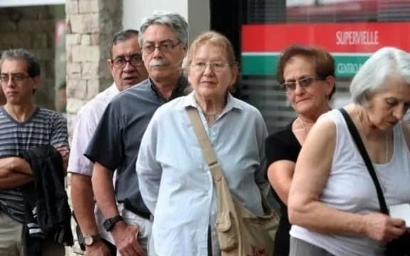 Oficializaron el aumento de jubilaciones con la firma de un funcionario al que le pidieron la renuncia