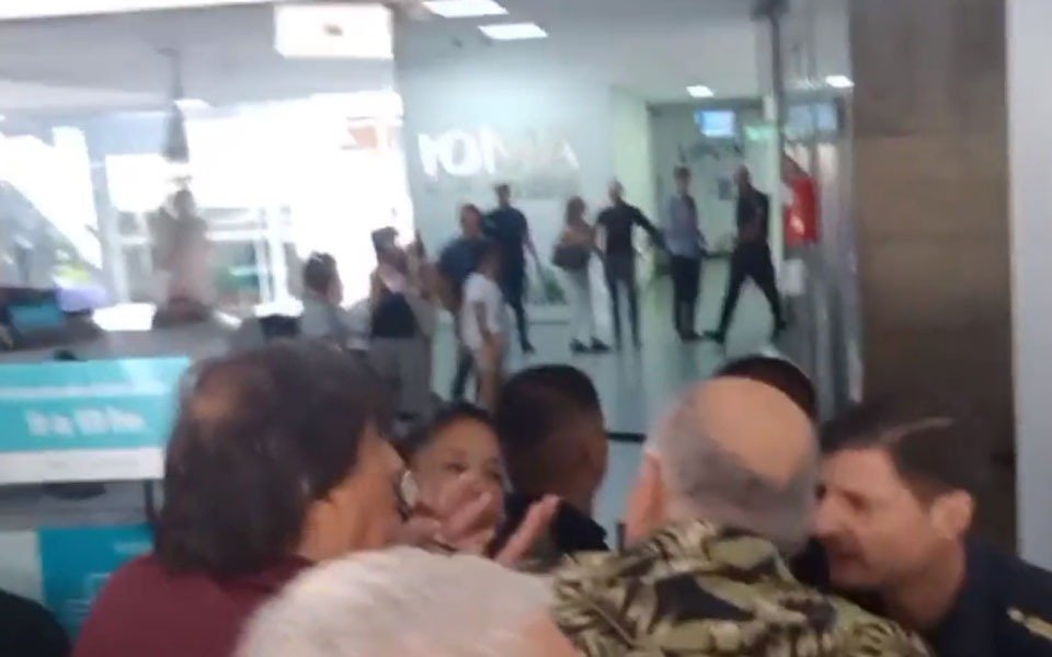 Tensión en IOMA: empujones y forcejeos en la sede central de La Plata