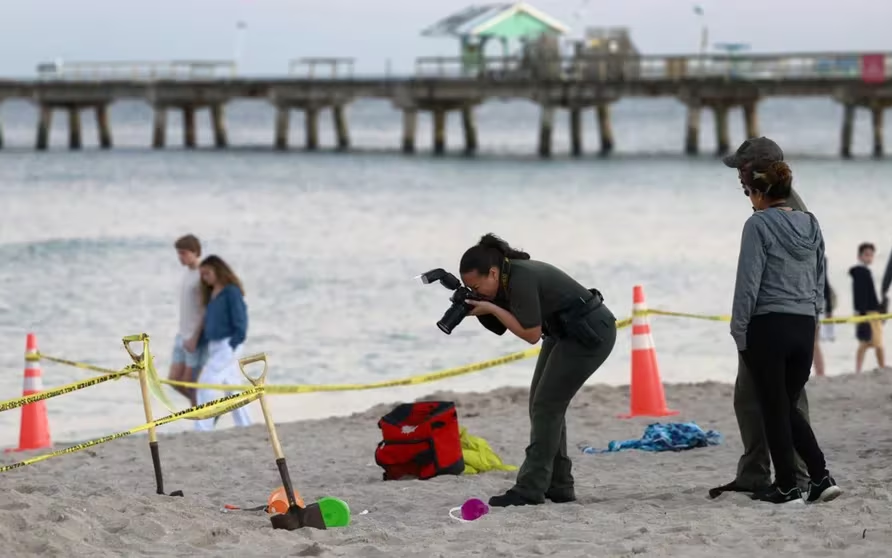 Tragedia en una playa de Florida: murió una nena y otro menor está grave por caer en un pozo de arena