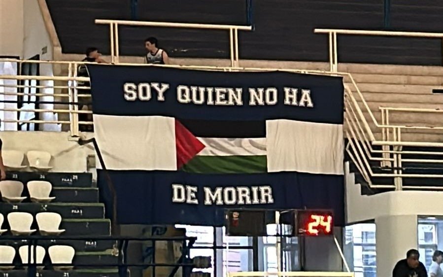La AMIA cuestionó la aparición de una bandera palestina en el Polideportivo de Gimnasia