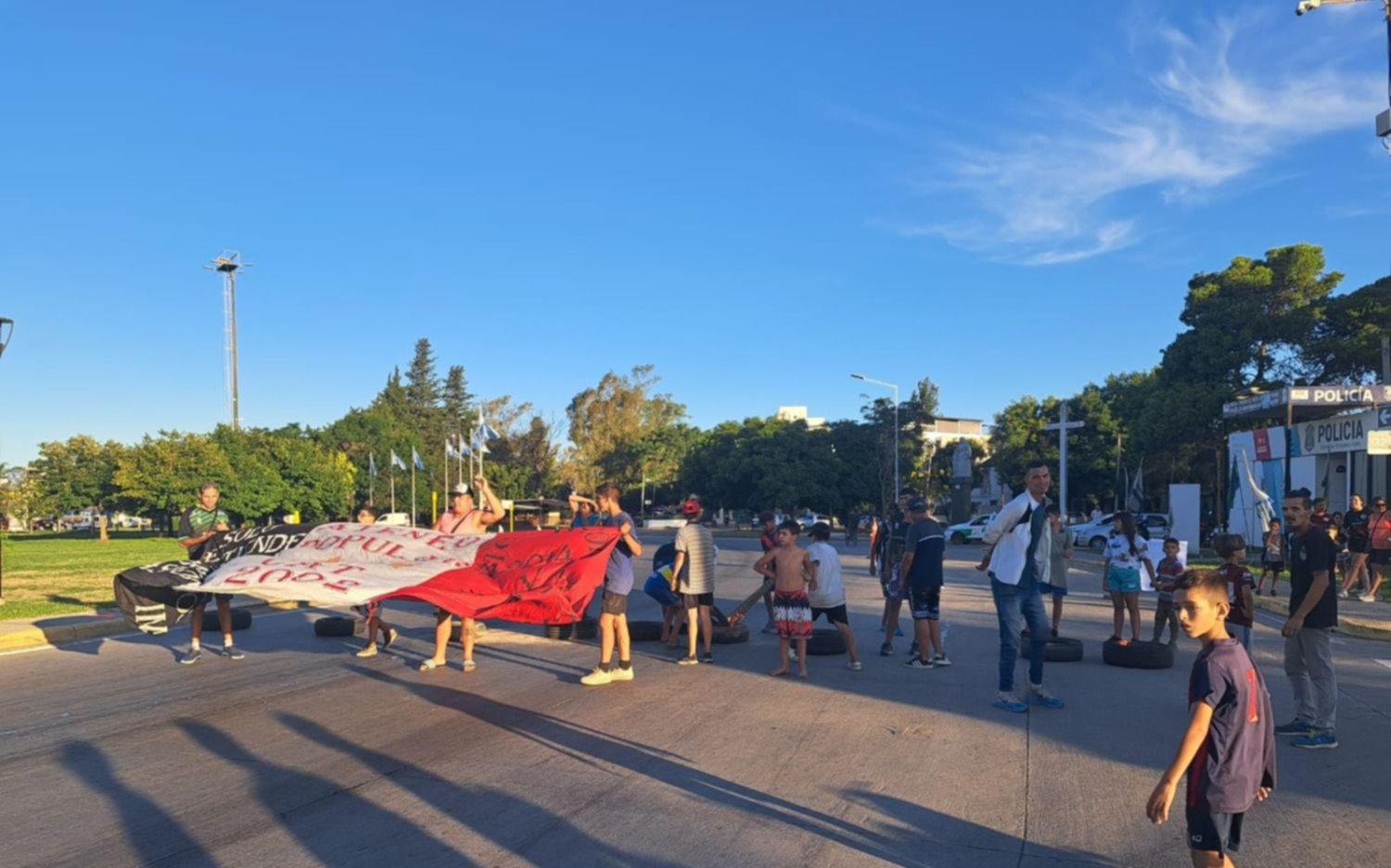 Socios de Ateneo Popular cortaron la autopista La Plata - Buenos Aires, hartos de los robos