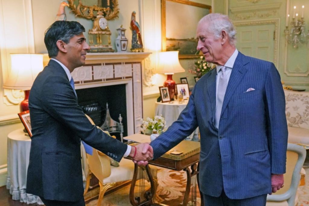 Carlos III dejó el teléfono y recibió en persona al primer ministro inglés