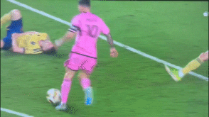 VIDEO. ¡Una locura! La gambeta viral de Lionel Messi a un rival en el piso en el triunfo del Inter Miami