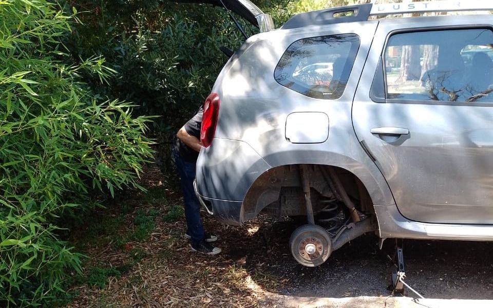 Van a la escuela, pero para hacer de las malas: robaruedas en acción en La Plata