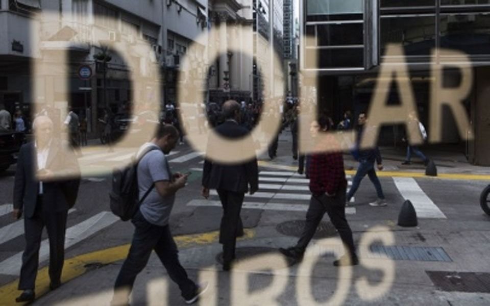 El dólar blue vuelve a tener otro marcado retroceso: a cuánto cotiza este jueves 22 de febrero