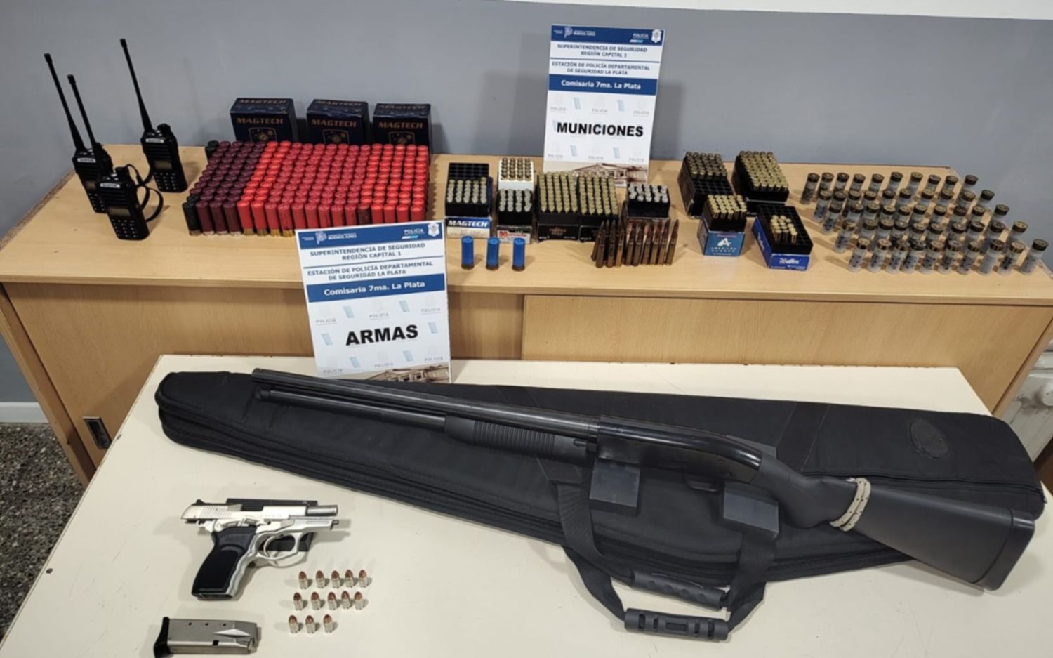 La Plata: amenazó con un arma a su ex y su hijo, cuando lo allanaron tenía un arsenal