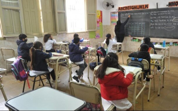 La Defensoría alertó sobre la grave situación que genera la interrupción de obras en las escuelas
