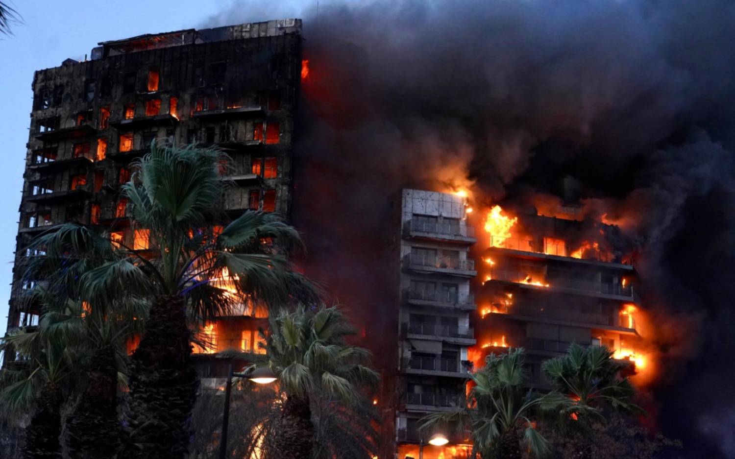 Impresionante incendio en un edificio de Valencia de 14 pisos: cuatro muertos y al menos 14 heridos