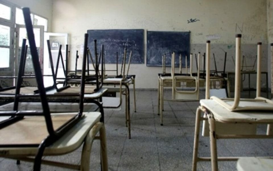 Clases a medias en escuelas de La Plata por un paro de auxiliares, que se suman a la huelga en facultades y colegios de la UNLP