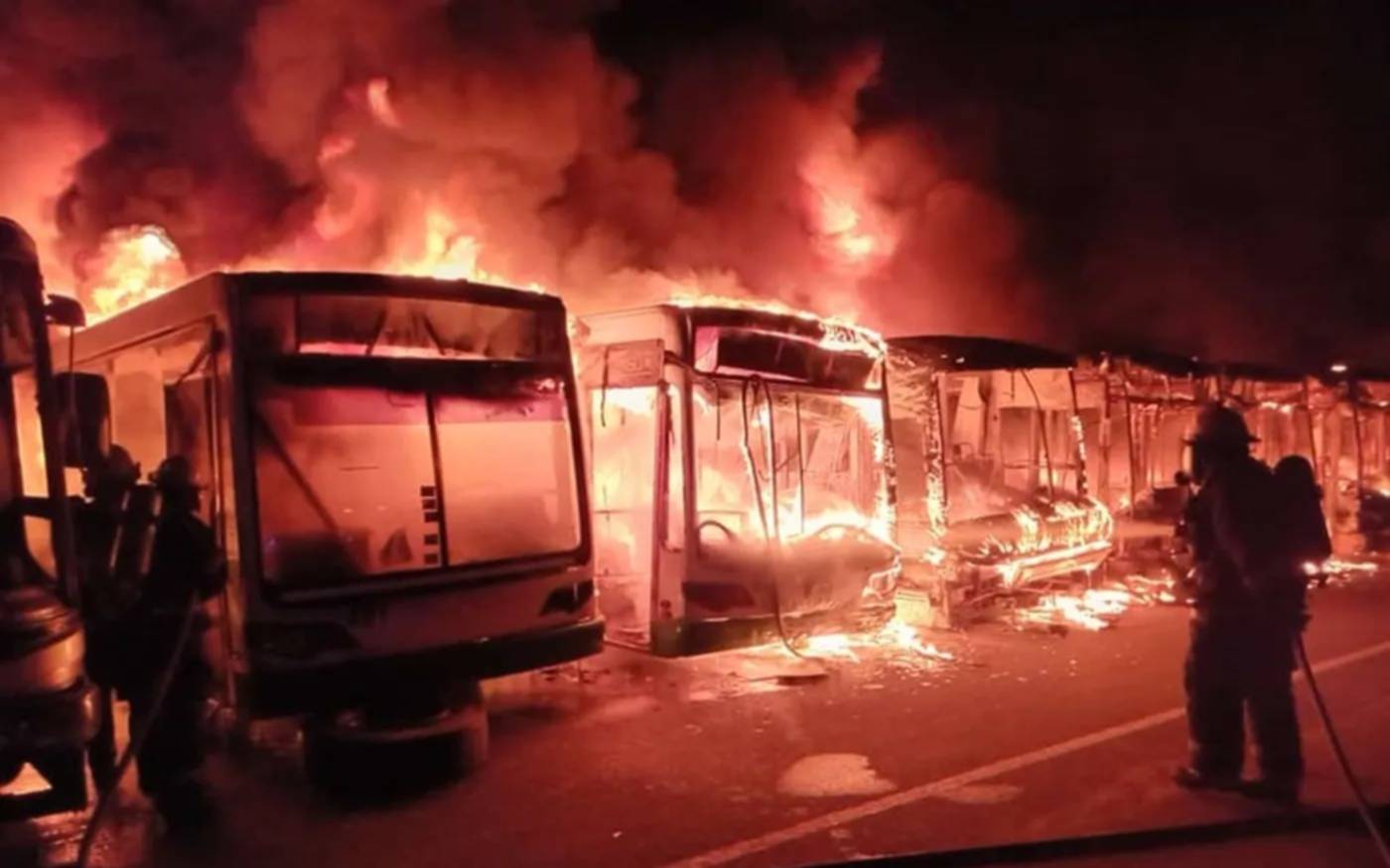Incendio en la línea de micros que une La Plata y Buenos Aires: la empresa confirmó que fue intencional