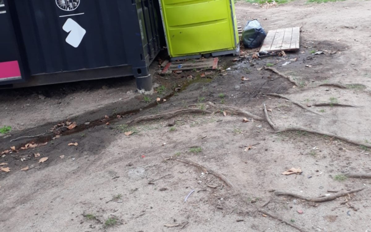Aguas servidas en Plaza Moreno