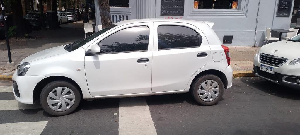 Robó un auto con una menor en su interior