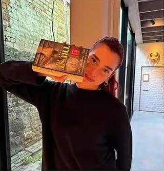 Dua Lipa recomendó el libro de un escritor argentino: “Me voló la cabeza”