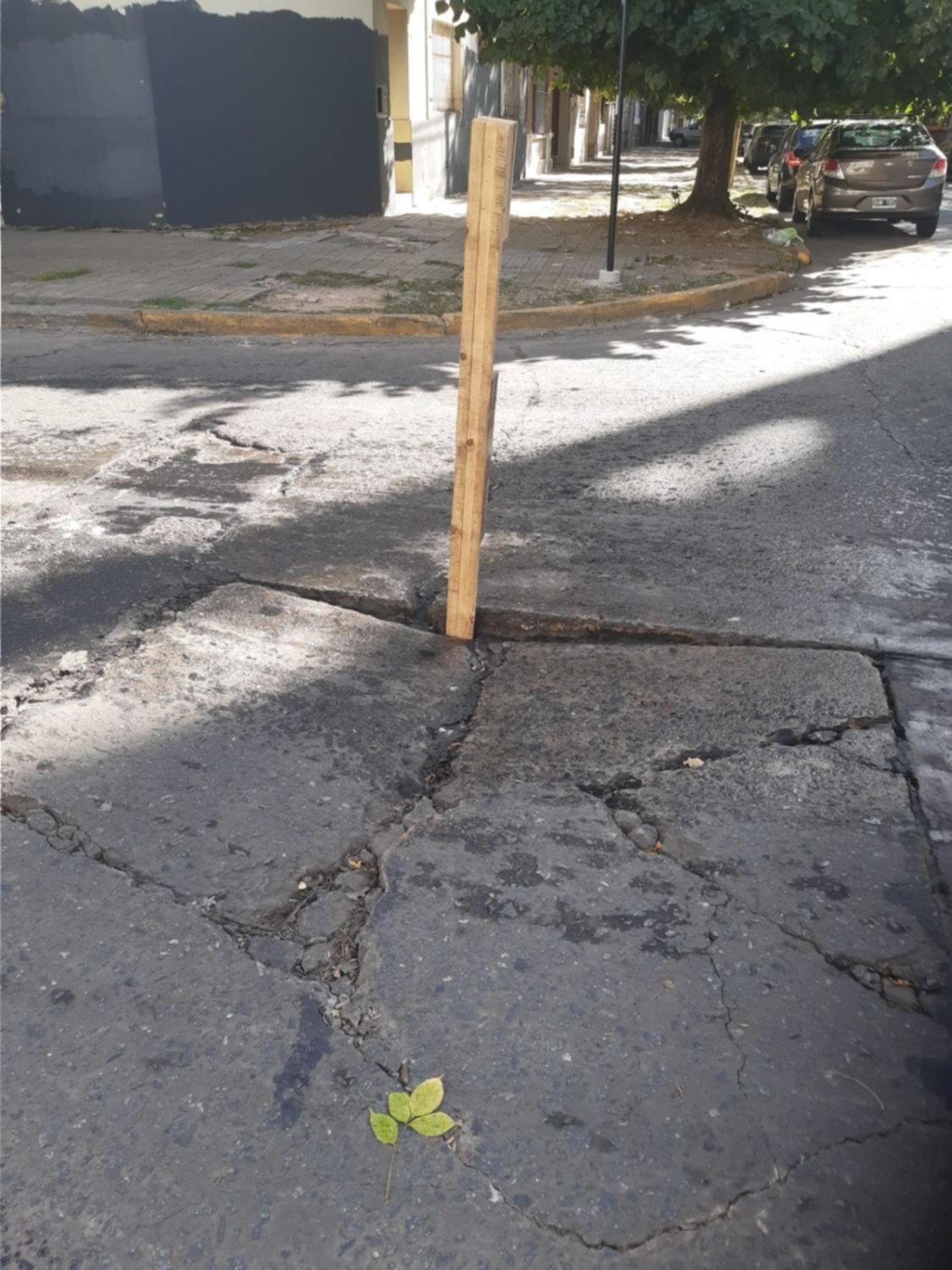Vecinos "señalizan" como pueden un "peligroso" bache en pleno Barrio Norte