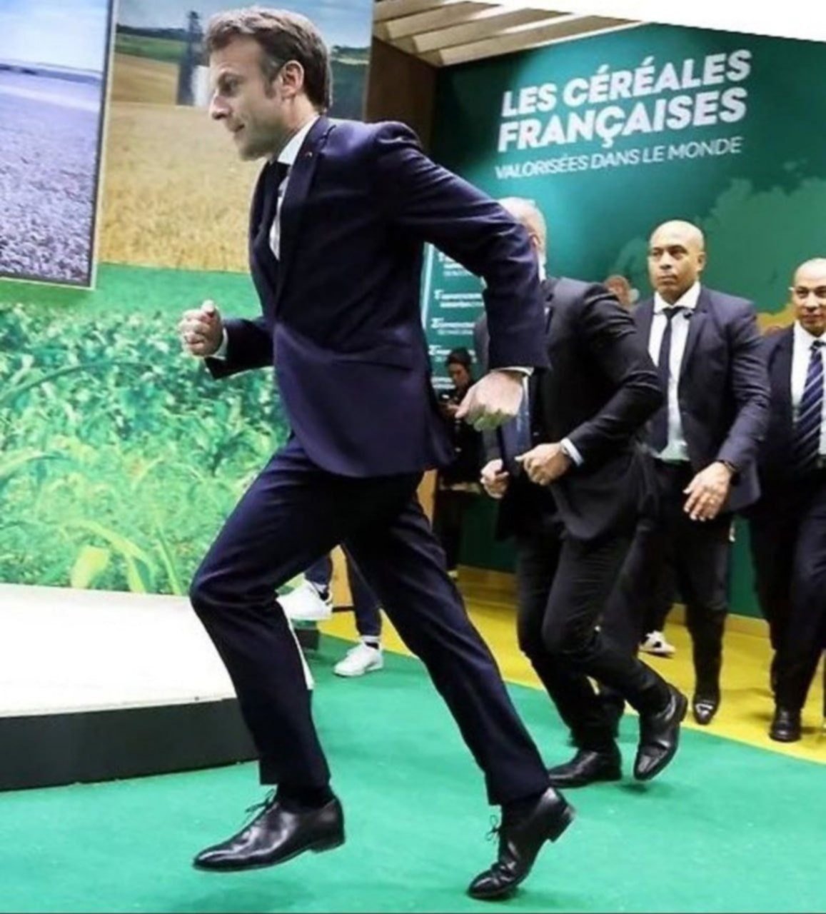 VIDEO.- Mal momento para Macrón en París: abucheos y pedido de renuncia de agricultores