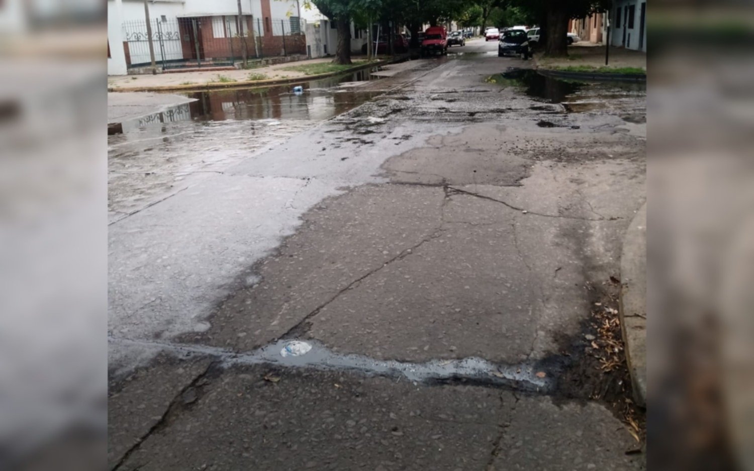 Una pérdida de agua lleva 45 días a la espera de su arreglo