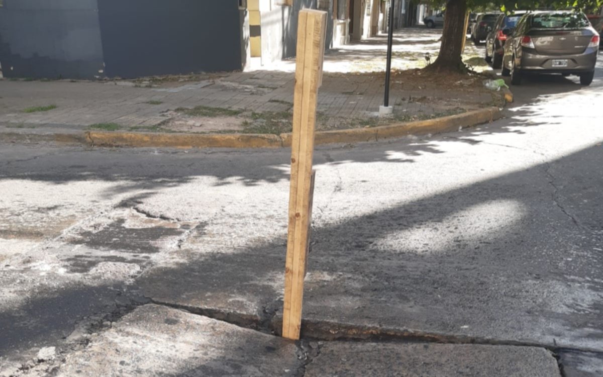 En Barrio Norte los vecinos debieron señalizar un pozo con un palo: "Toda la cuadra está así" 
