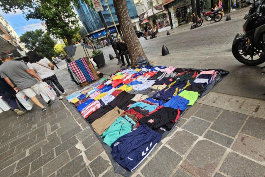 La venta ilegal armó otro corredor, hasta con repelente, en la calle 8