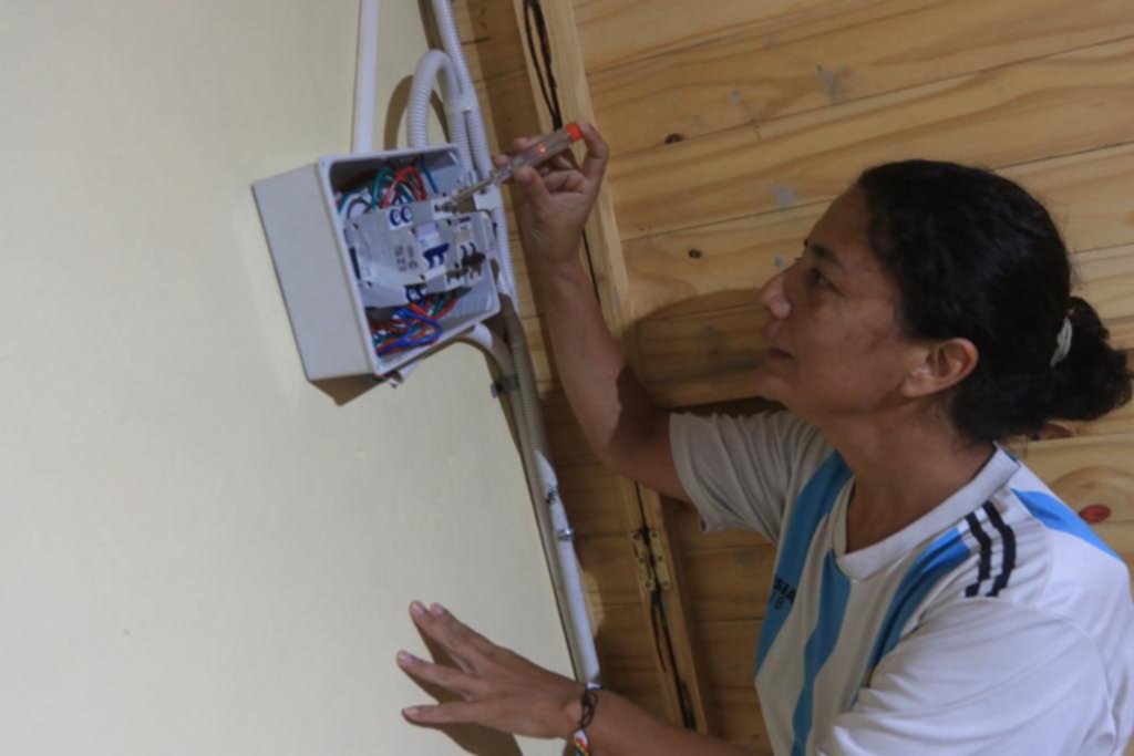 La electricista que quiere ganarle a los prejuicios