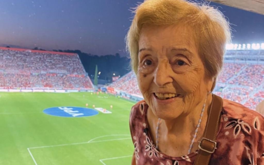 Llegó al club de los 100 y lo celebró en la cancha