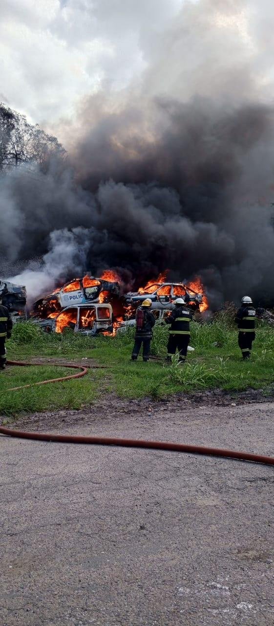 Tensión por el incendio en un depósito de autos