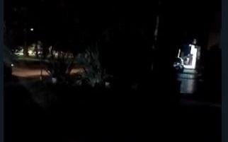 Vecinos enfurecidos y en alerta por una calle que es "una boca de lobo" en La Plata: "Te roban continuamente"