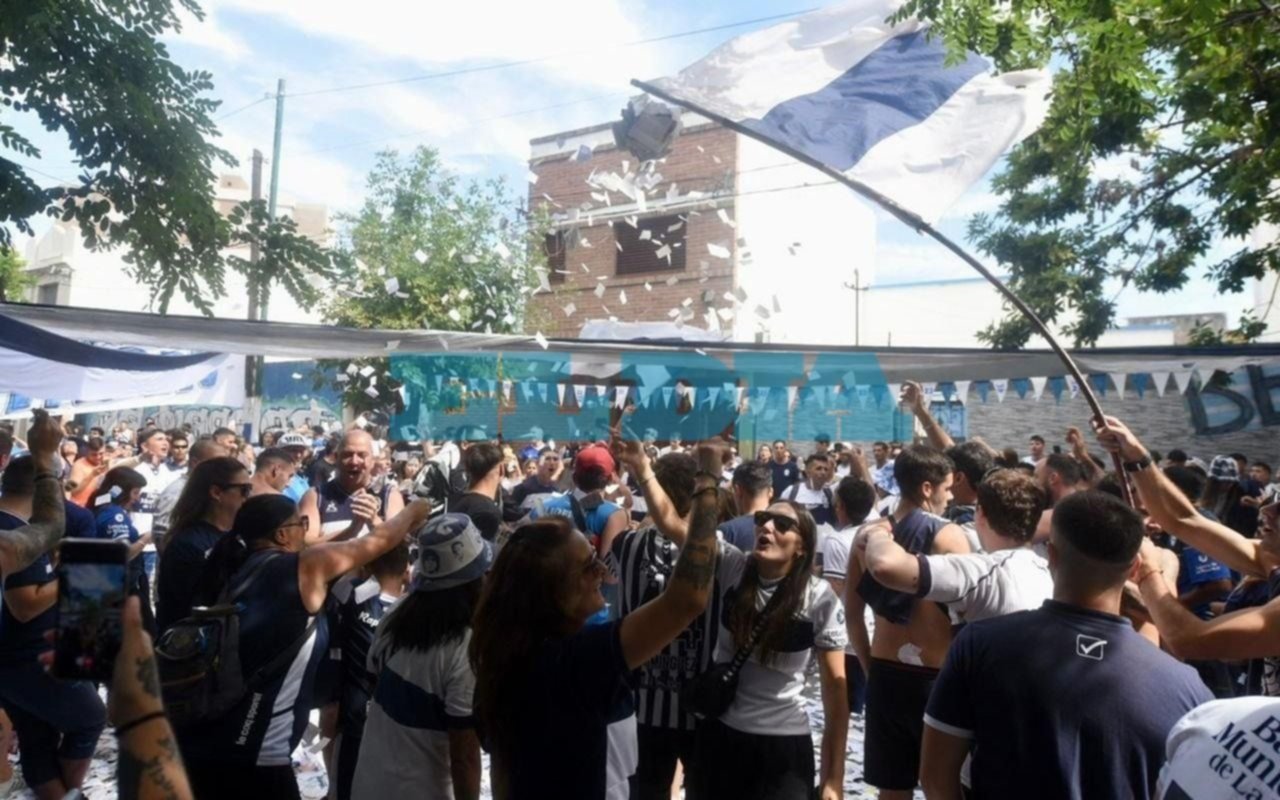 Fotos | Gimnasia vs Estudiantes: desde temprano, las calles del Bosque se tiñeron de azul y blanco
