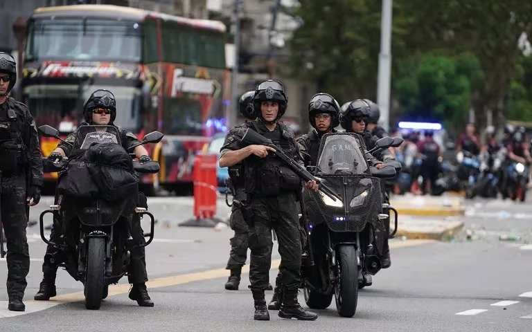 En la previa del Superclásico se registraron incidentes entre la policía y los hinchas