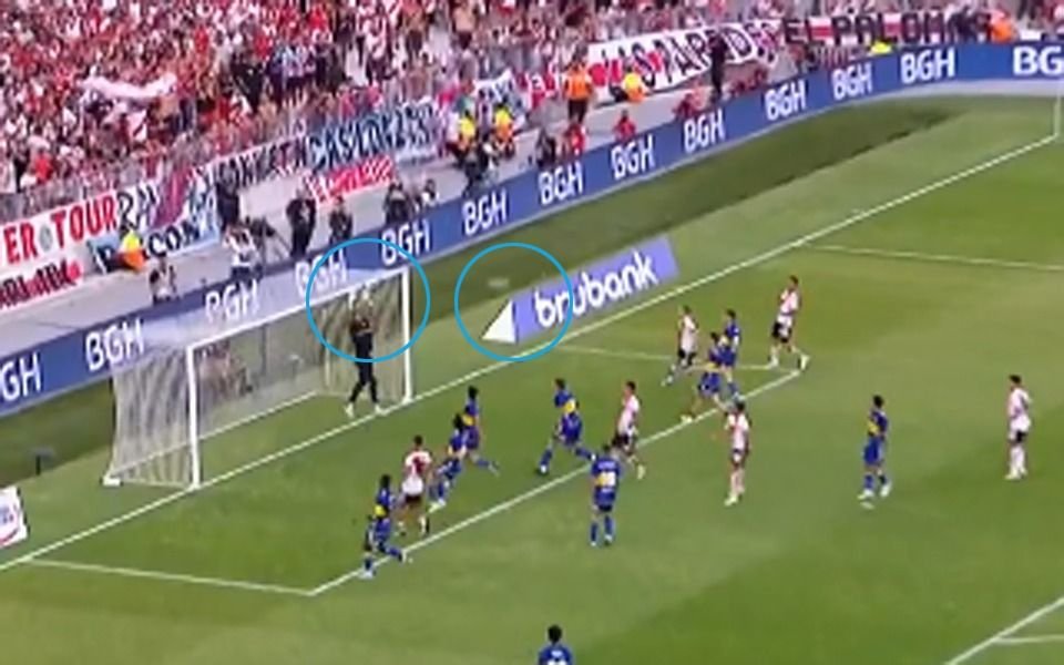 River vs Boca.- Misterio, ¿travesaño o Chiquito Romero?: la jugada "fantasma" del Superclásico que se hizo viral