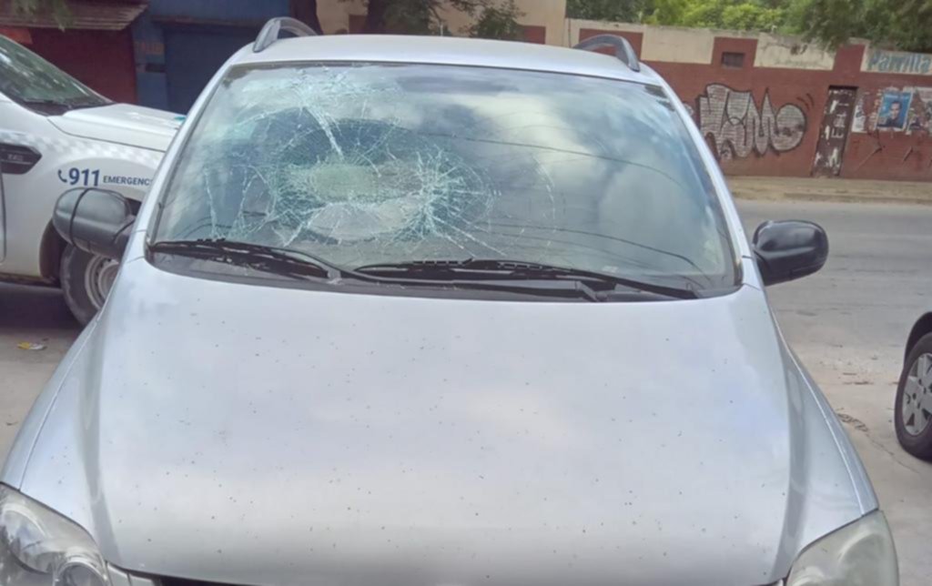 Le destrozaron el parabrisas del coche