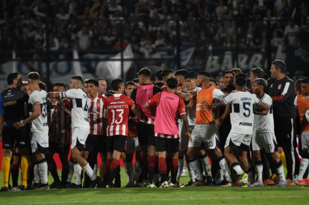 Morales agarró del cuello a Ascacibar y el clásico tuvo un final inesperado