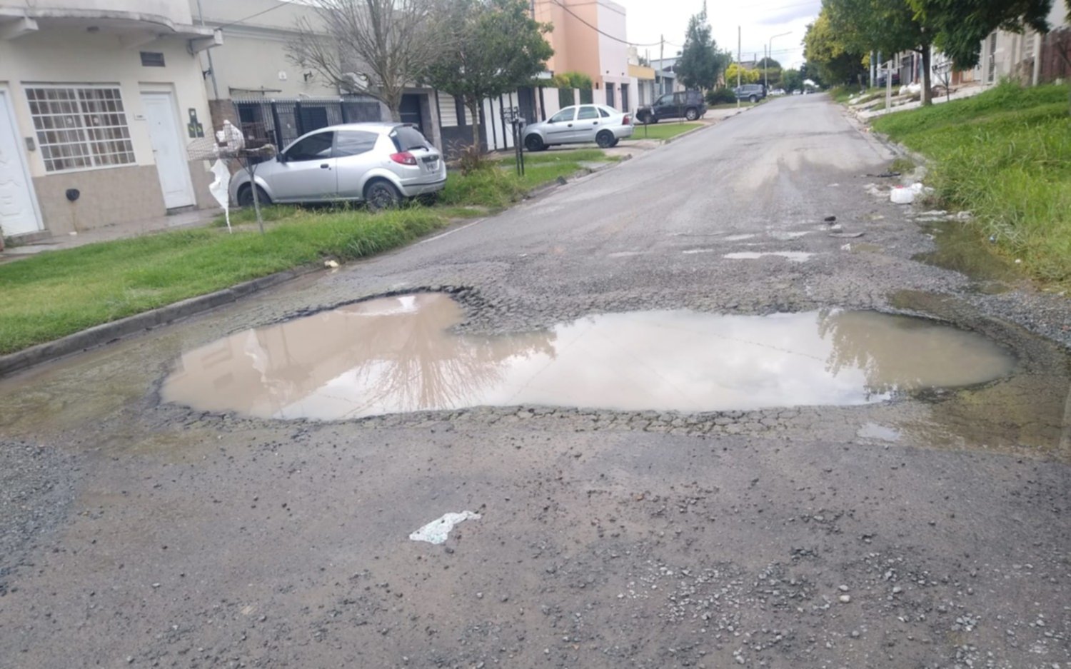Vecinos de San Carlos denuncian que un pozo se convirtió en una pileta tras la lluvia