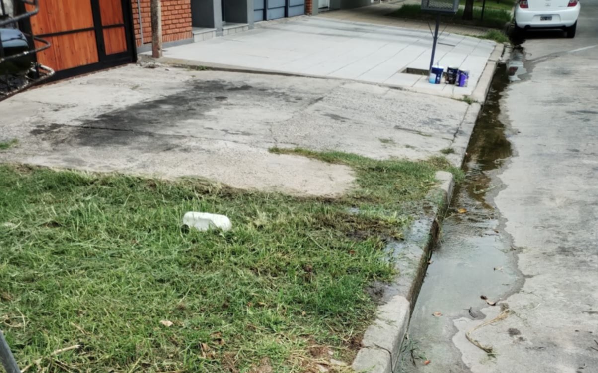 Vecinos de Tolosa reclaman por un "criadero de dengues" a raíz de una pérdida de agua