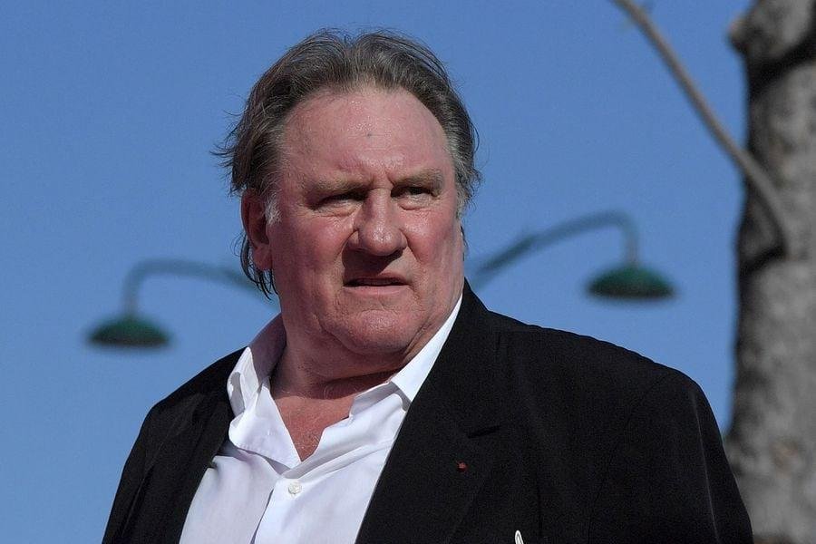 Depardieu se hunde: otra mujer acusa al gigante francés: ¿le “sobó los pechos”?