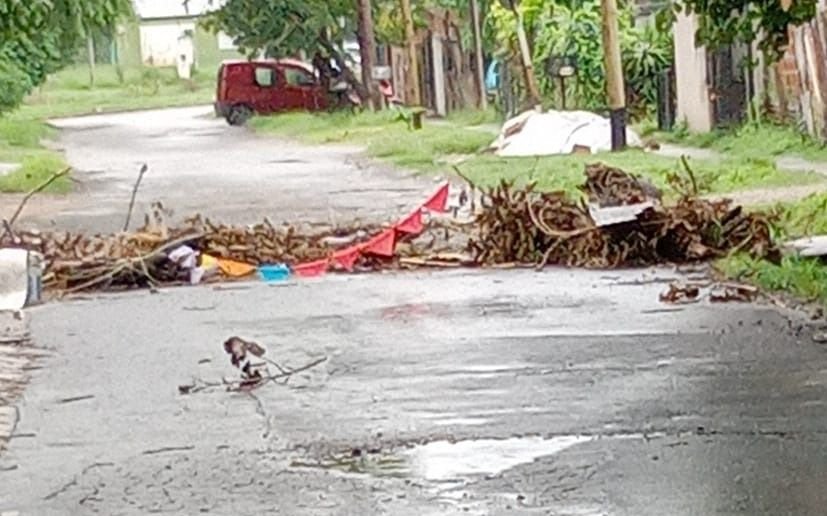 Por la formación de un "cráter", vecinos restringen el tránsito en una calle de La Plata      