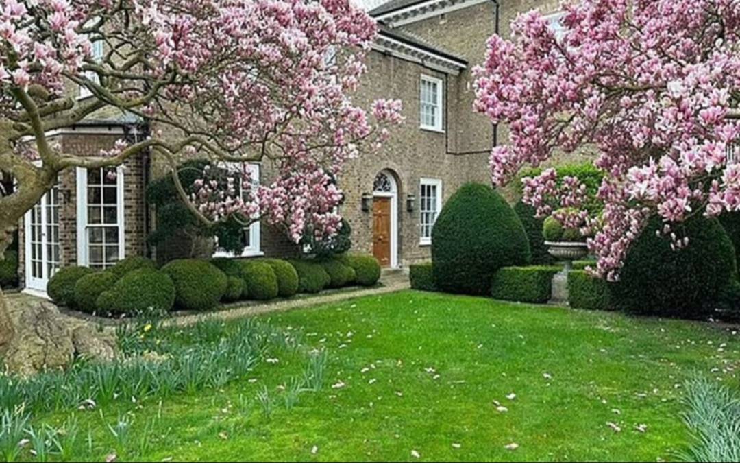 La histórica casa londinense de Freddie Mercury sale a la venta por más de 30 millones de libras