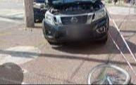Bernal: choque entre un patrullero y una camioneta deja ciclista herido 