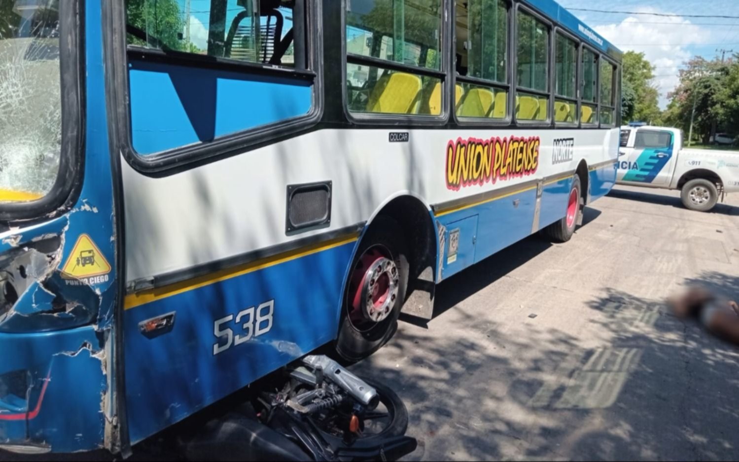 La Plata: dos menores graves tras el choque entre un micro y una moto