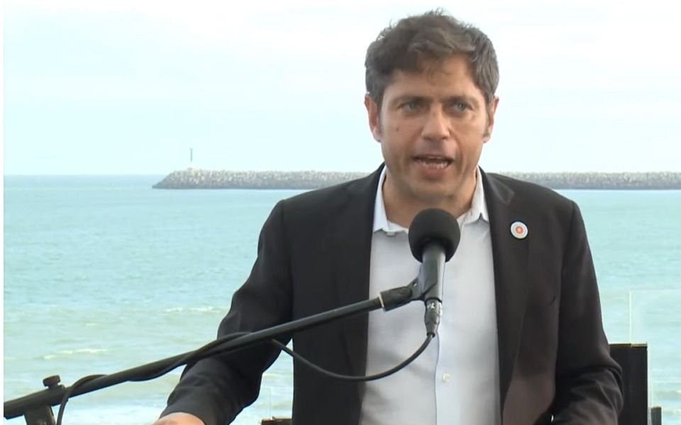 Kicillof: "No culpes a la lluvia, no culpes a la playa, fue Milei quien destruyó la temporada"