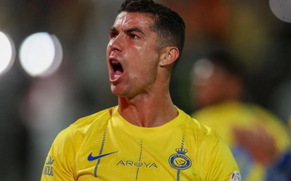 Cristiano Ronaldo hizo gestos a hinchas que cantaban por Messi y fue sancionado