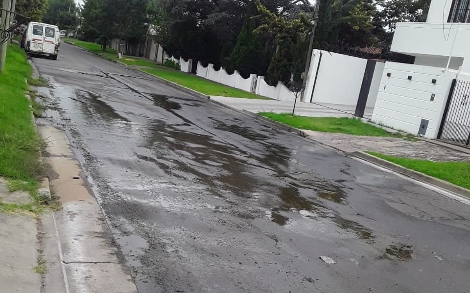 Tremenda pérdida de agua en la calle y sin presión en los hogares en barrio platense 